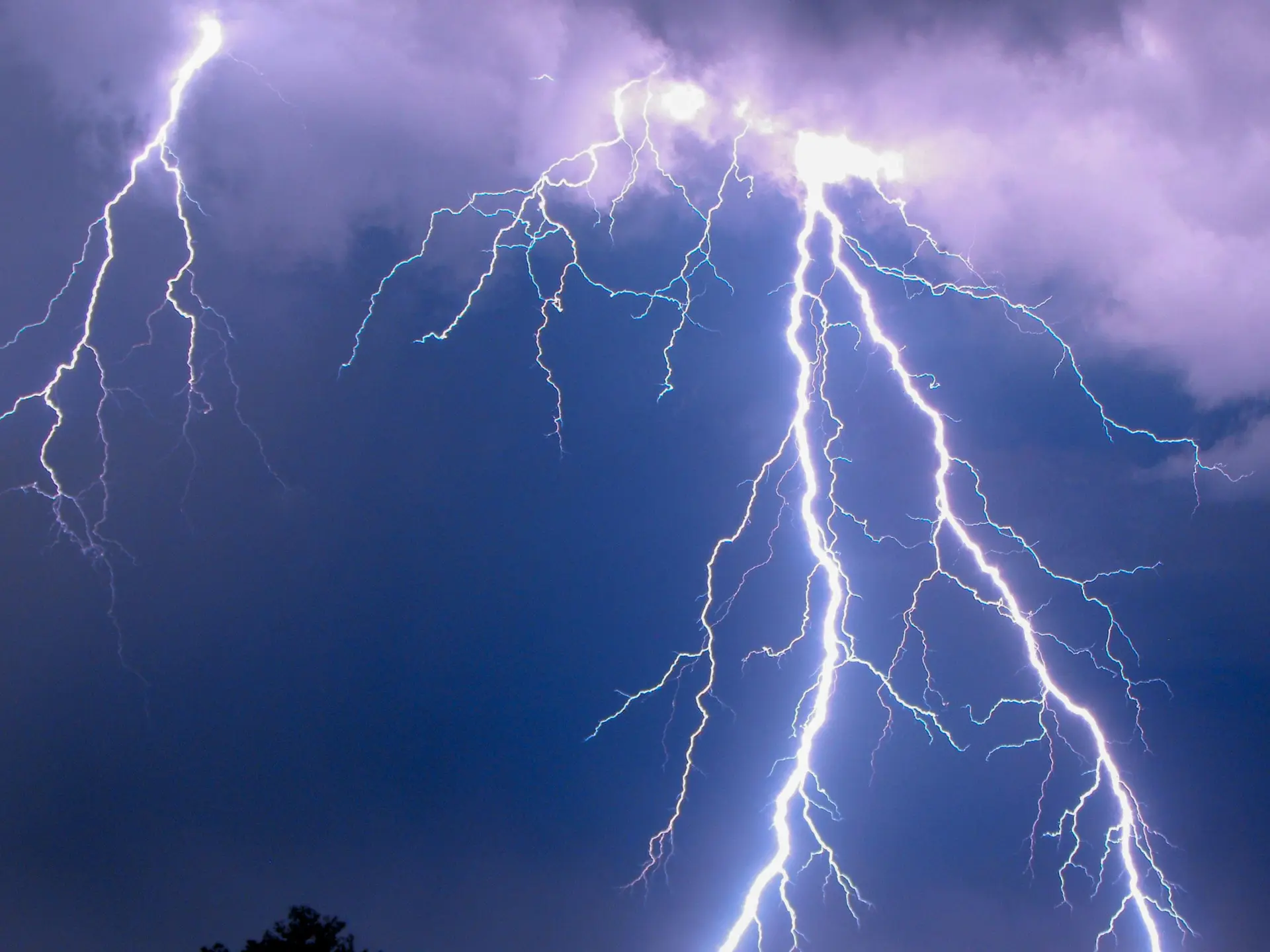 Orages dans les Hautes-Pyrénées : un adolescent de 14 ans et un jeune adulte foudroyés en pleine randonnée