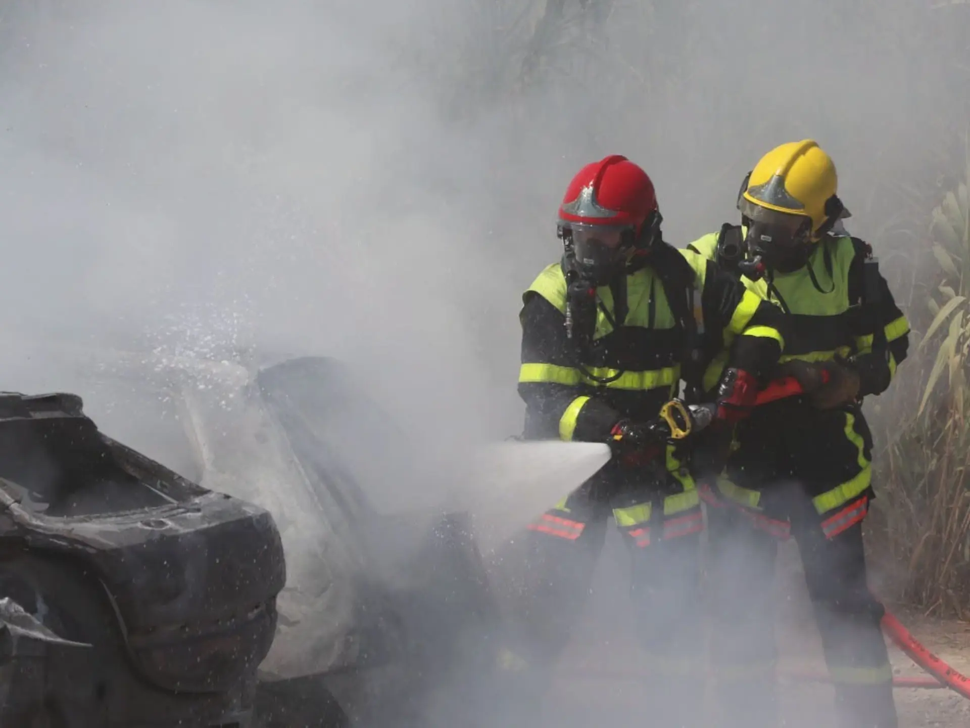 Un feu de voiture embrase la végétation en bordure de l'A66