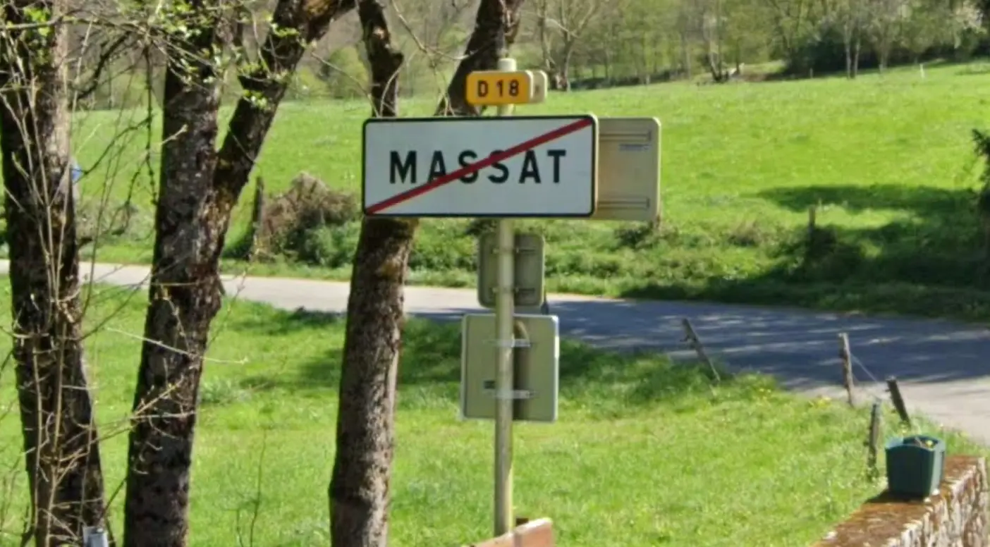 Mais qui a volé le panneau d'entrée du village de Massat ?