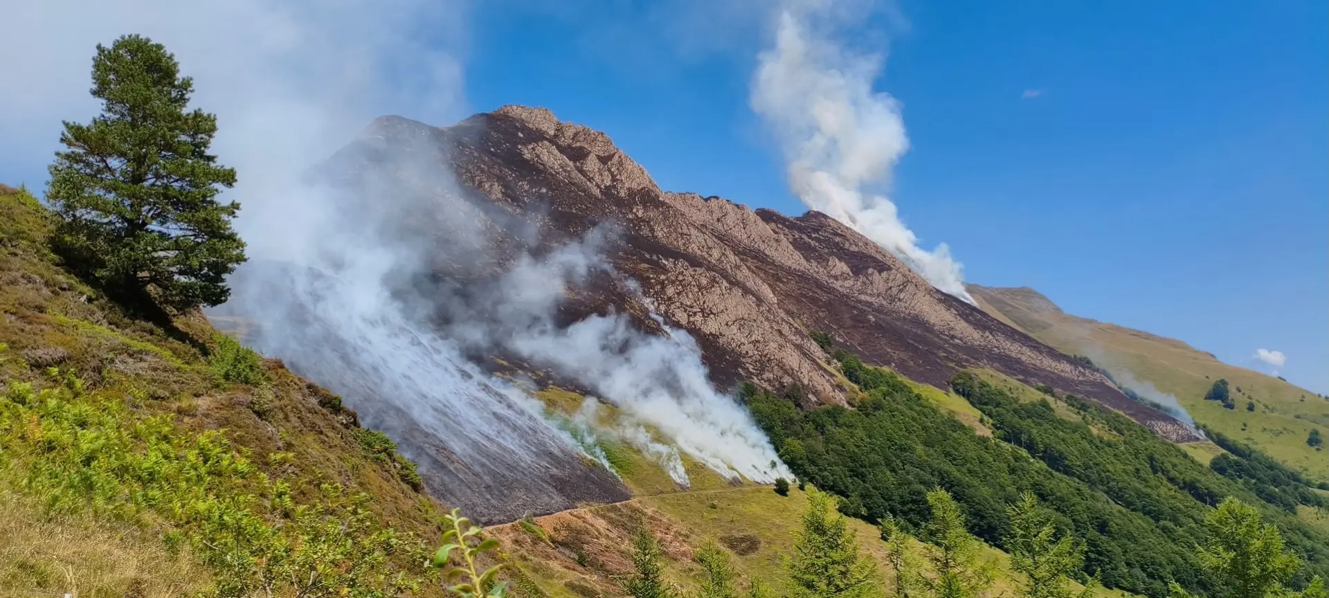 « Les pluies n'ont malheureusement pas apporté d'aide dans l'extinction des foyers » : les pompiers mobilisés sur trois incendies en Ariège