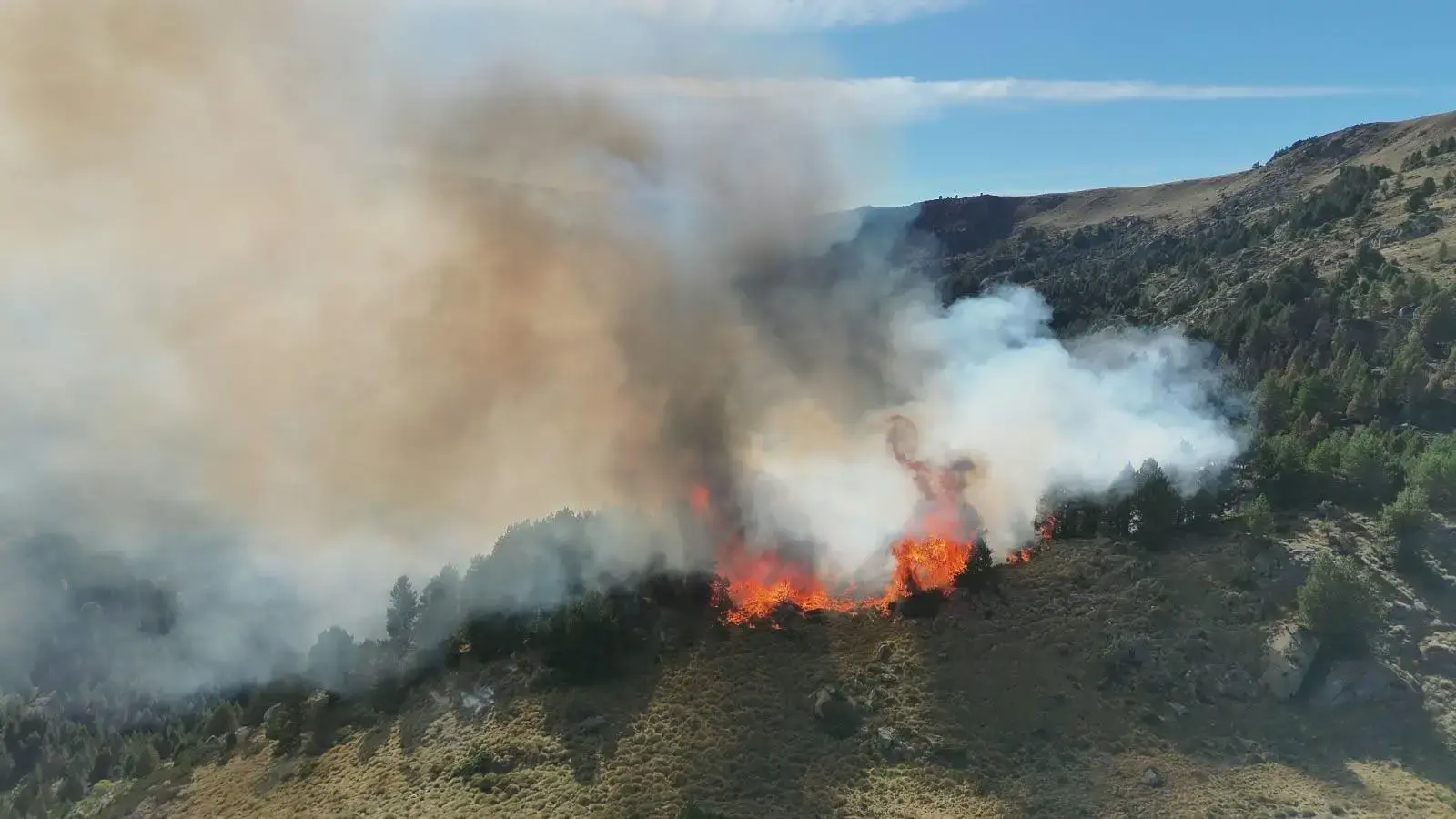 Saurat, Mijanès : deux feux d’espace naturel sous surveillance en Ariège, plus de 30 largages effectués